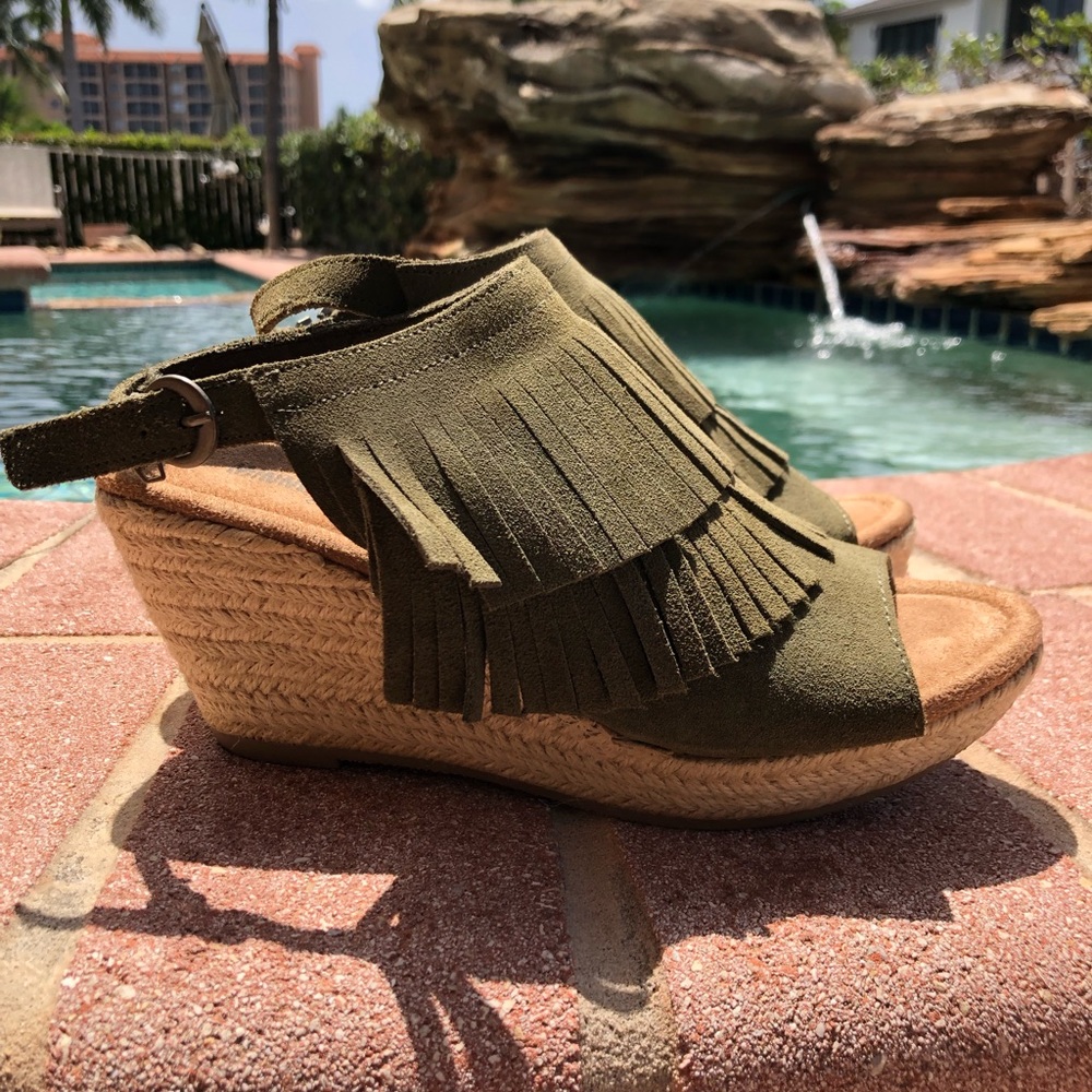 Olive Green Fringe Wedges - Picture 3 of 5